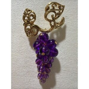 Vintage Avon Gold Tone Purple Lucite Grape Cluster Brooch Pin Filigree Leaves